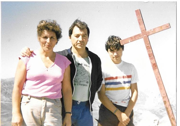 INFANCIA. Manuel Iñarra haciendo cumbre con sus padres, Manuel Iñarra (fallecido en noviembre) y Agustina Fernández.