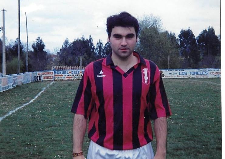 JUVENTUD. Manuel Iñarra, de joven, con el equipamiento de uno de los clubes de fútbol de los que formó parte.