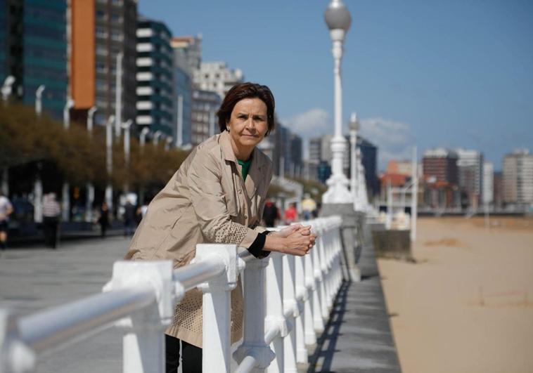 Carmen Moriyón, candidata de Foro, apoyada en la barandilla del Muro de San Lorenzo.