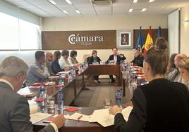 Carmen Moriyón y Félix Baragaño presidieron la reunión entre Foro y la Cámara de Comercio.