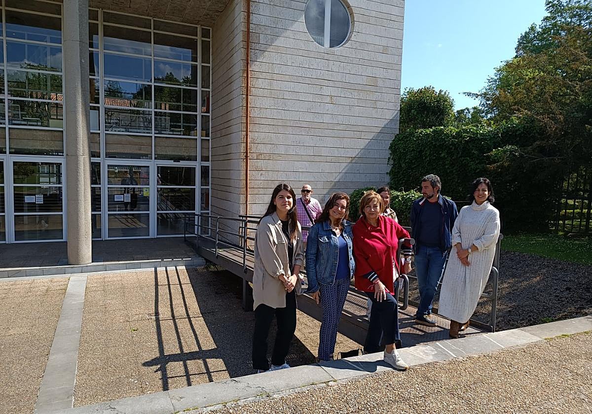 Concejales y candidatos socialistas, en una rampa de acceso a la Casa de la Cultura.
