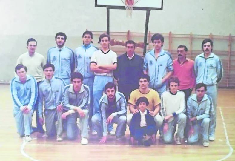 Deporte. Diego Canga, segundo por la derecha en la primera fila, con la rodilla en el suelo, con el equipo del CAU de Oviedo. e. c.