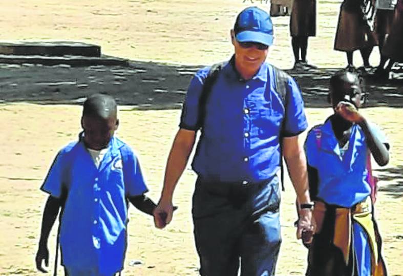 Solidaridad. Diego Canga, en el Chad, con dos de los jóvenes en cuya educación colabora de forma desinteresada. E. C.