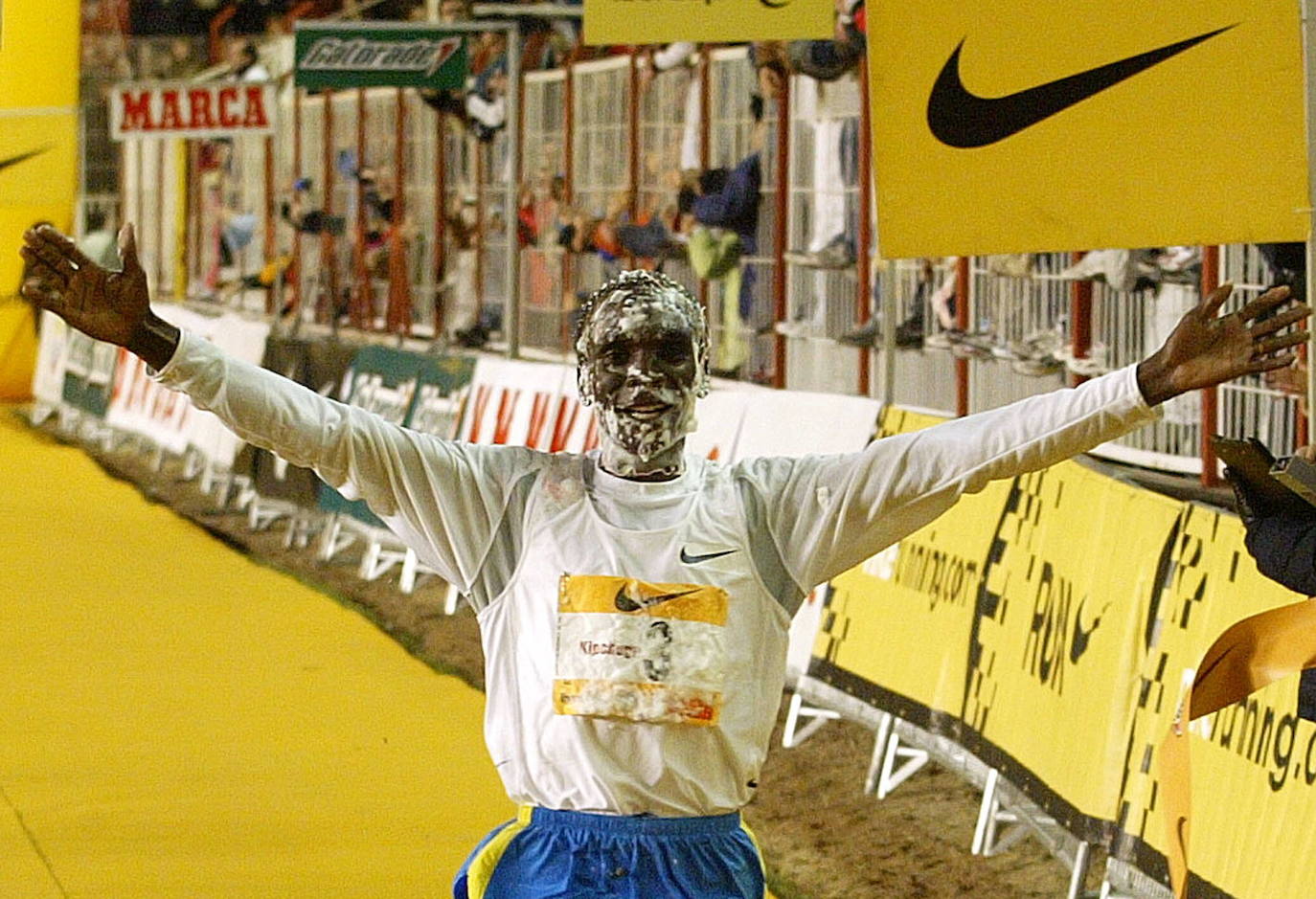 Kipchoge, con tan solo 21 años, y tras vencer en la San Silvestre valenciana de 2005