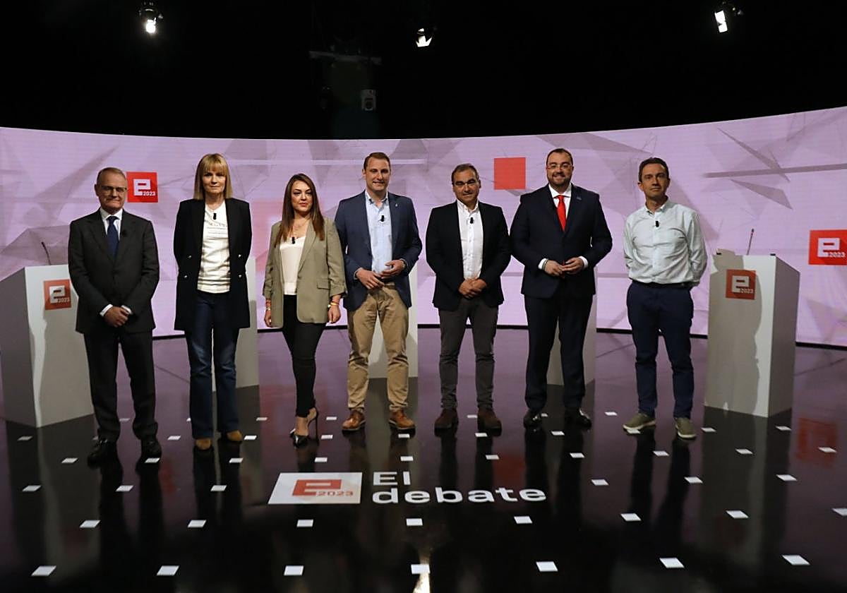 Diego Canga, Covadonga Tomé, Carolina López, Adrián Pumares, Manuel Iñarra, Adrián Barbón y Ovidio Zapico, minutos antes del debate.