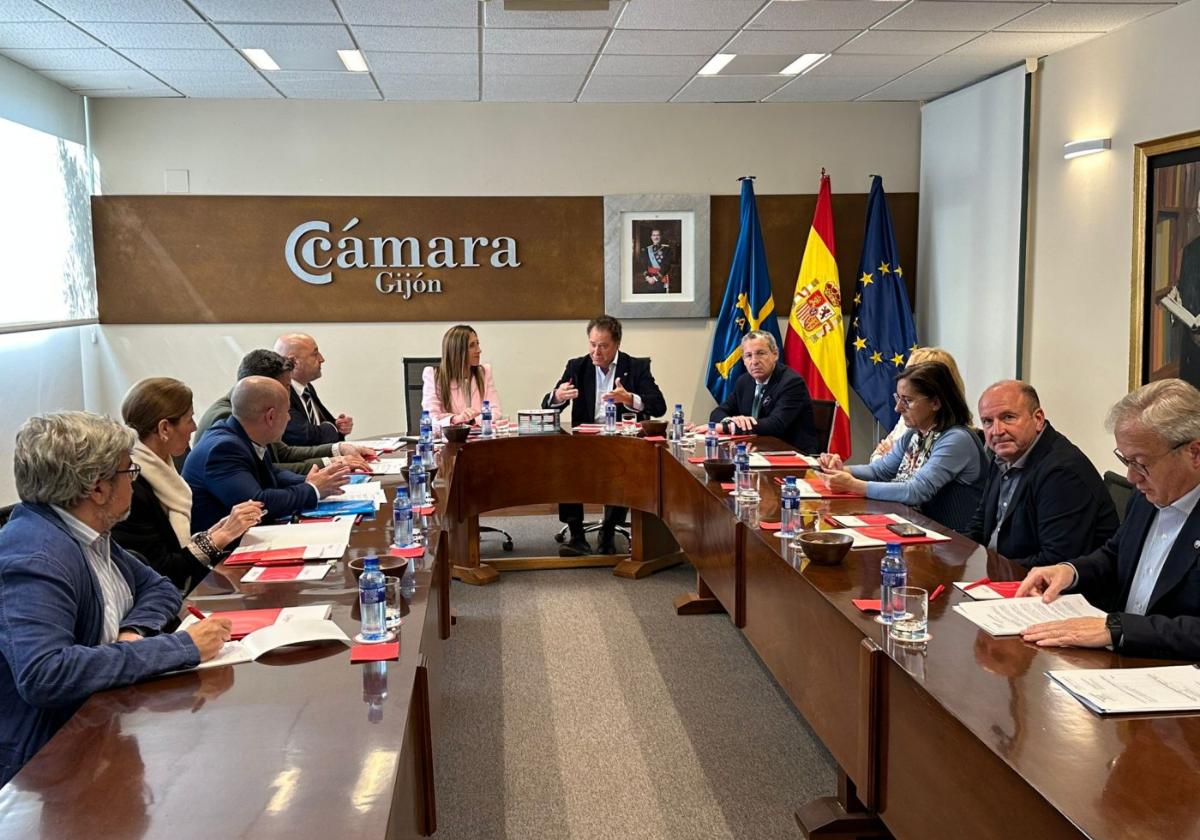 Ángela Pumariega y Félix Baragaño (en el centro), durante la reunión del PP con la Cámara de Comercio.