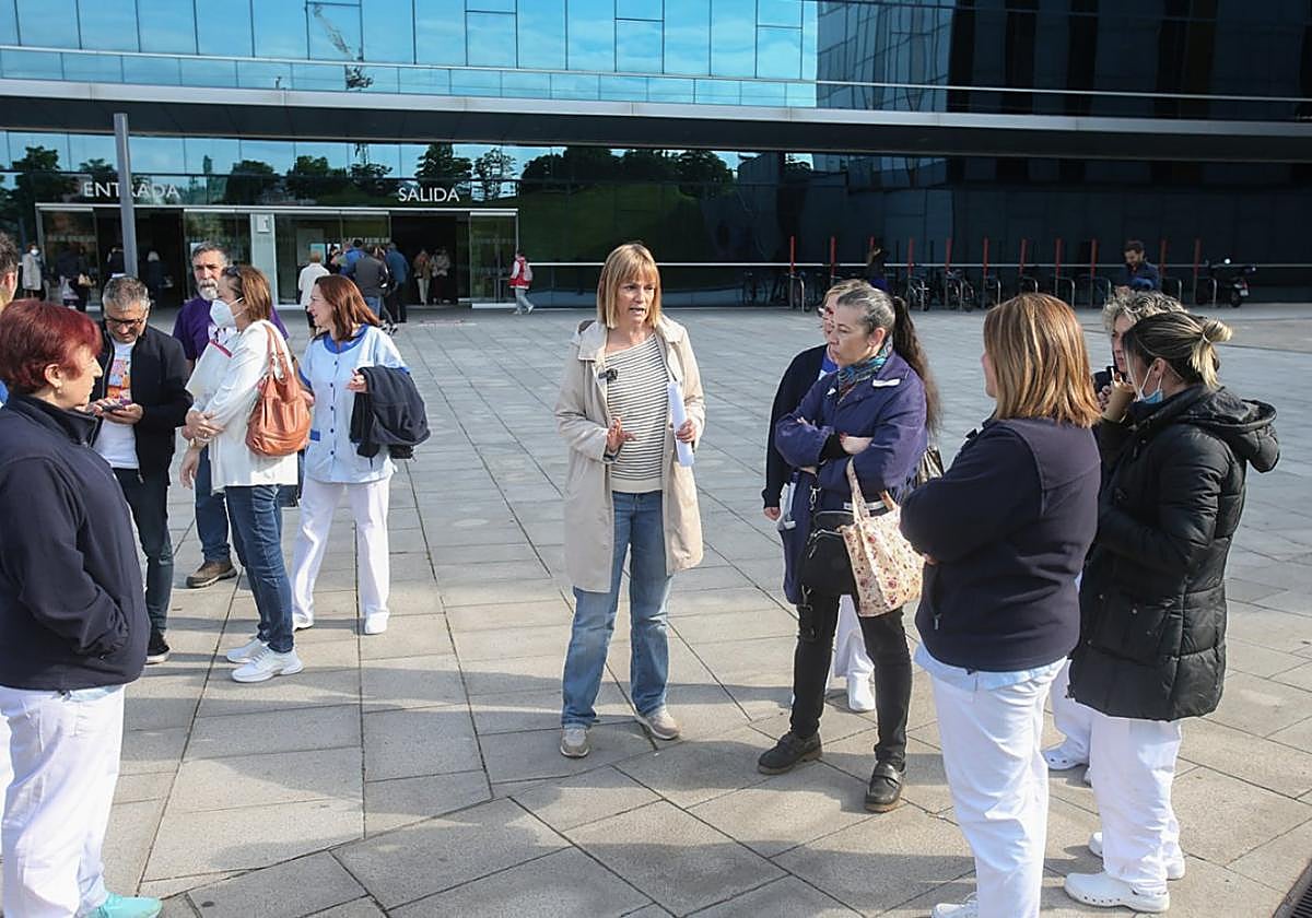 Covadonga Tomé conversa con trabajadoras del HUCA.