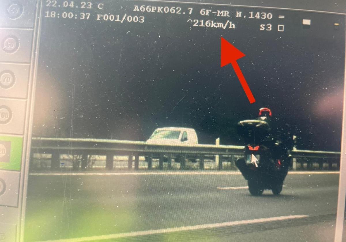 Imagen del radar que detectó la moto a 216 kilómetros por hora.