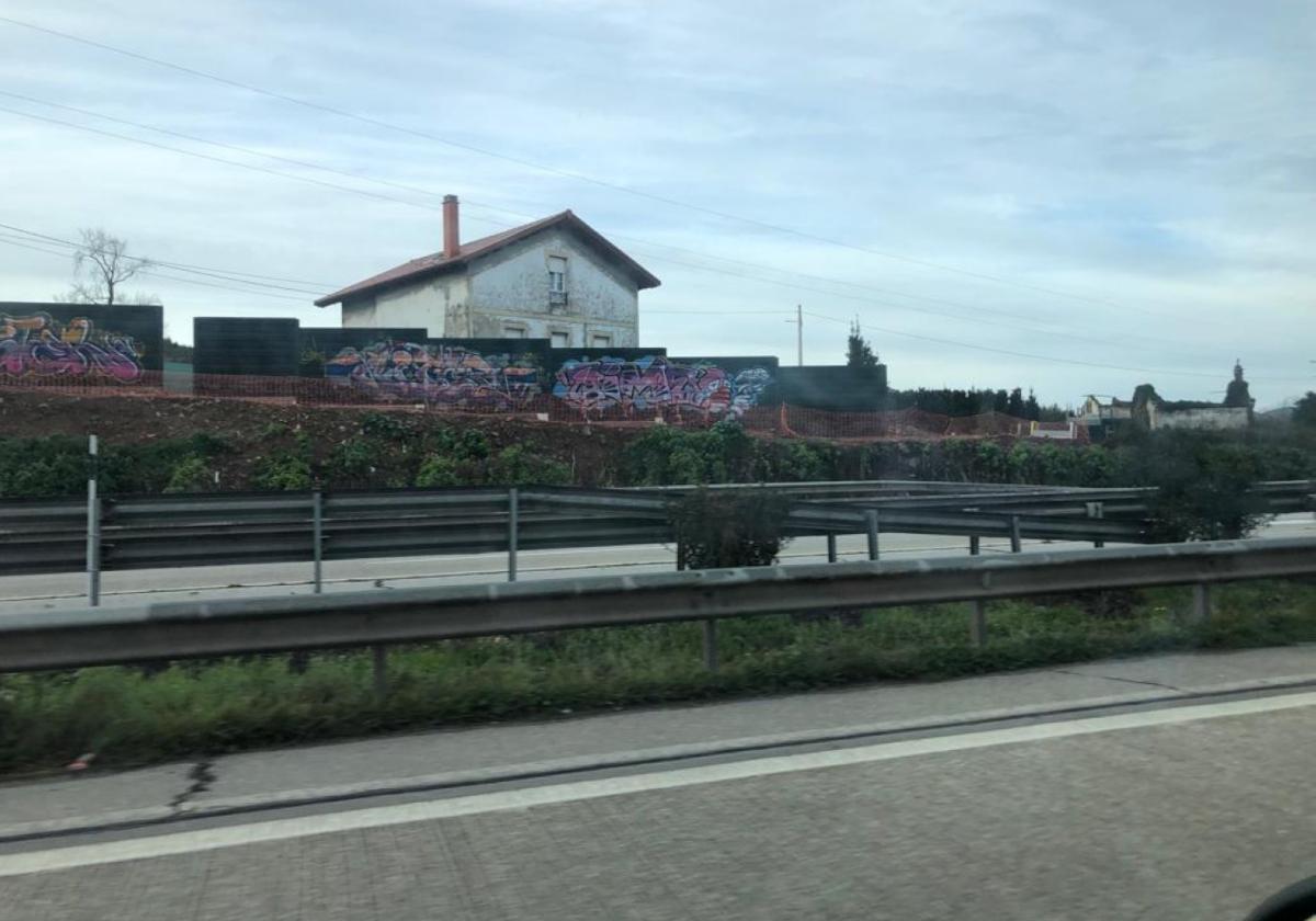 Los paneles antirruido de Trasona fueron graffiteados poco después de su instalación.