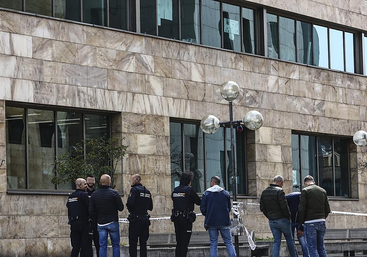 Los agentes de la Policía Nacional en el lugar de los hechos.