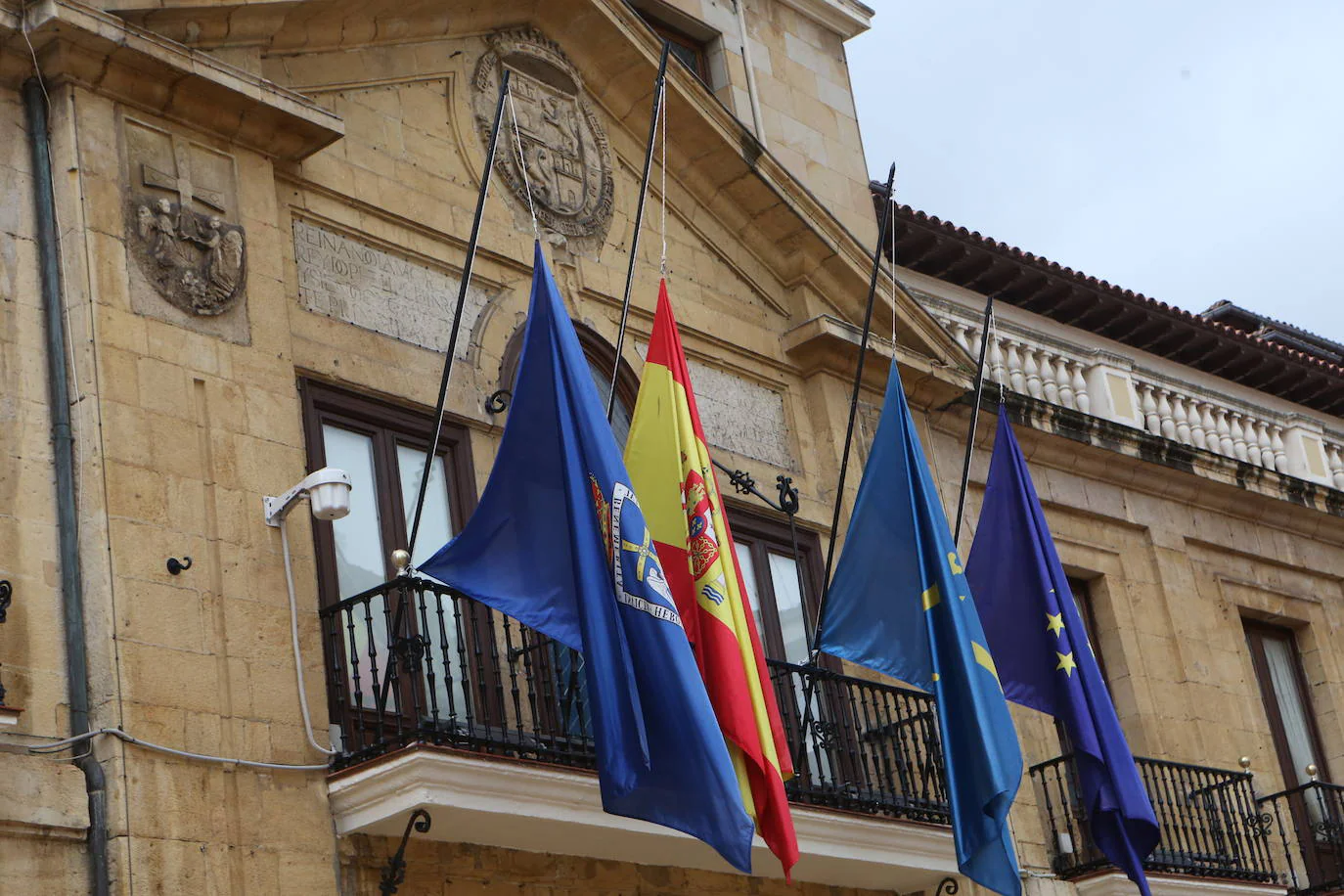 Banderas a media asta en el ayuntamiento de Oviedo.