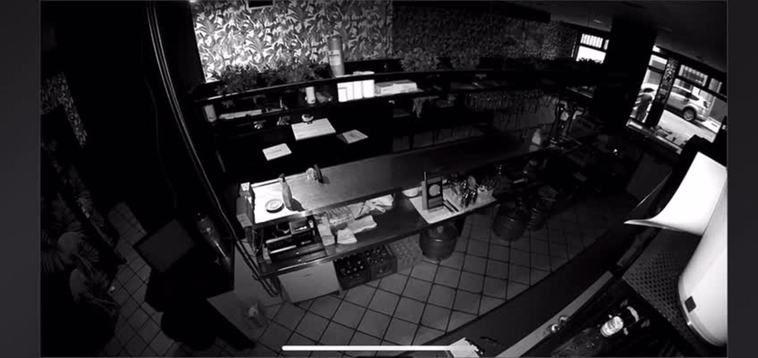 Las cámaras de seguridad de un restaurante en Gijón captan un intento de robo