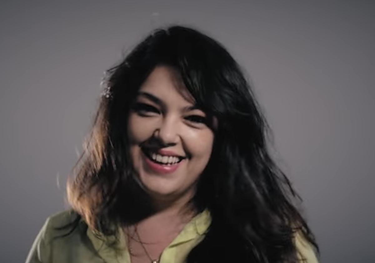 Uno de los momentos del videoclip en el que aparece la candidata de Vox al Principado, Carolina López.