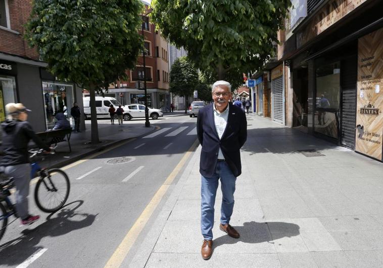 El candidato del PSOE a la Alcaldía de Gijón, Luis Manuel Flórez, Floro, en La Calzada.