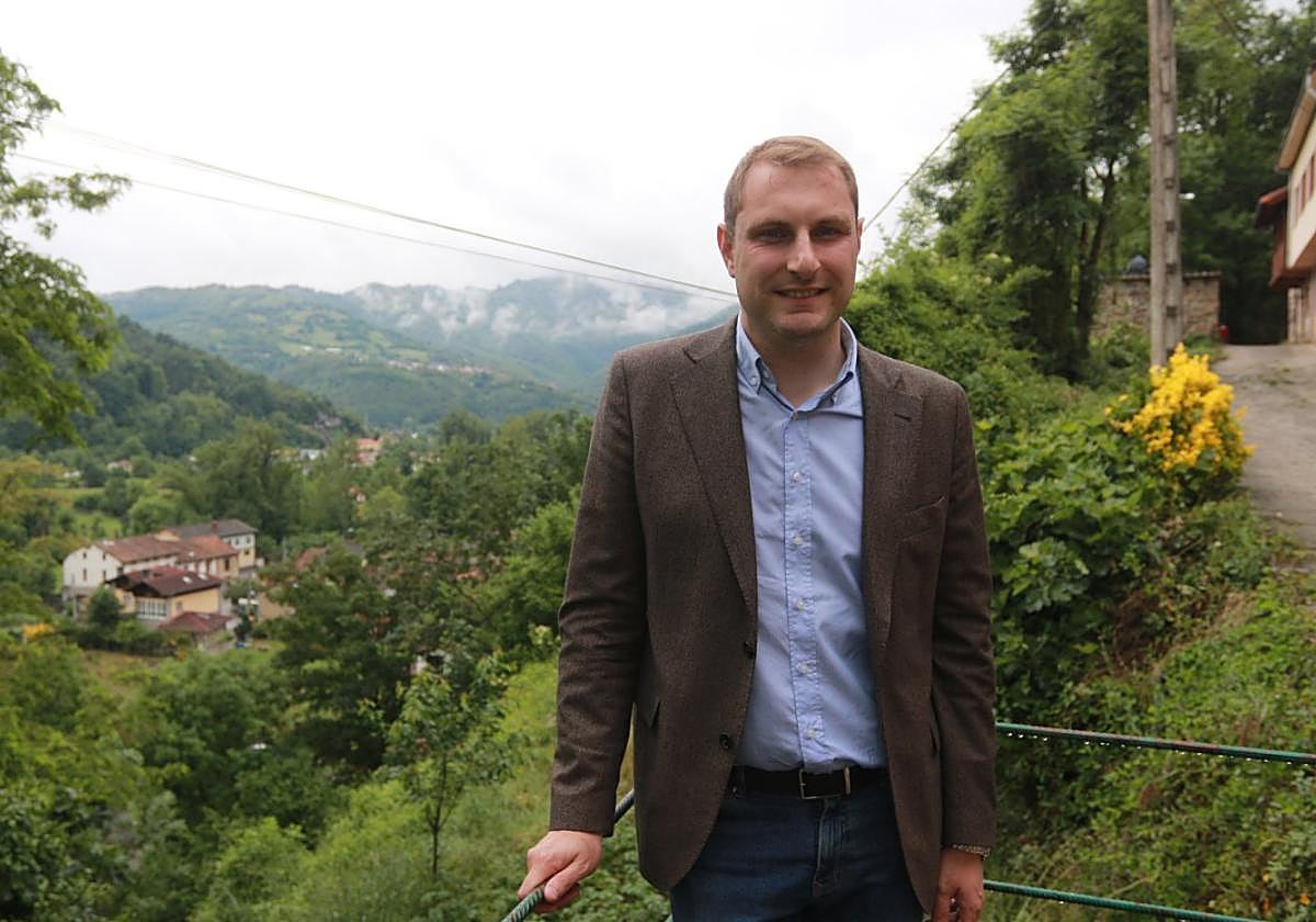 Adrián Pumares, con el pueblo de Ciargüelo al fondo.