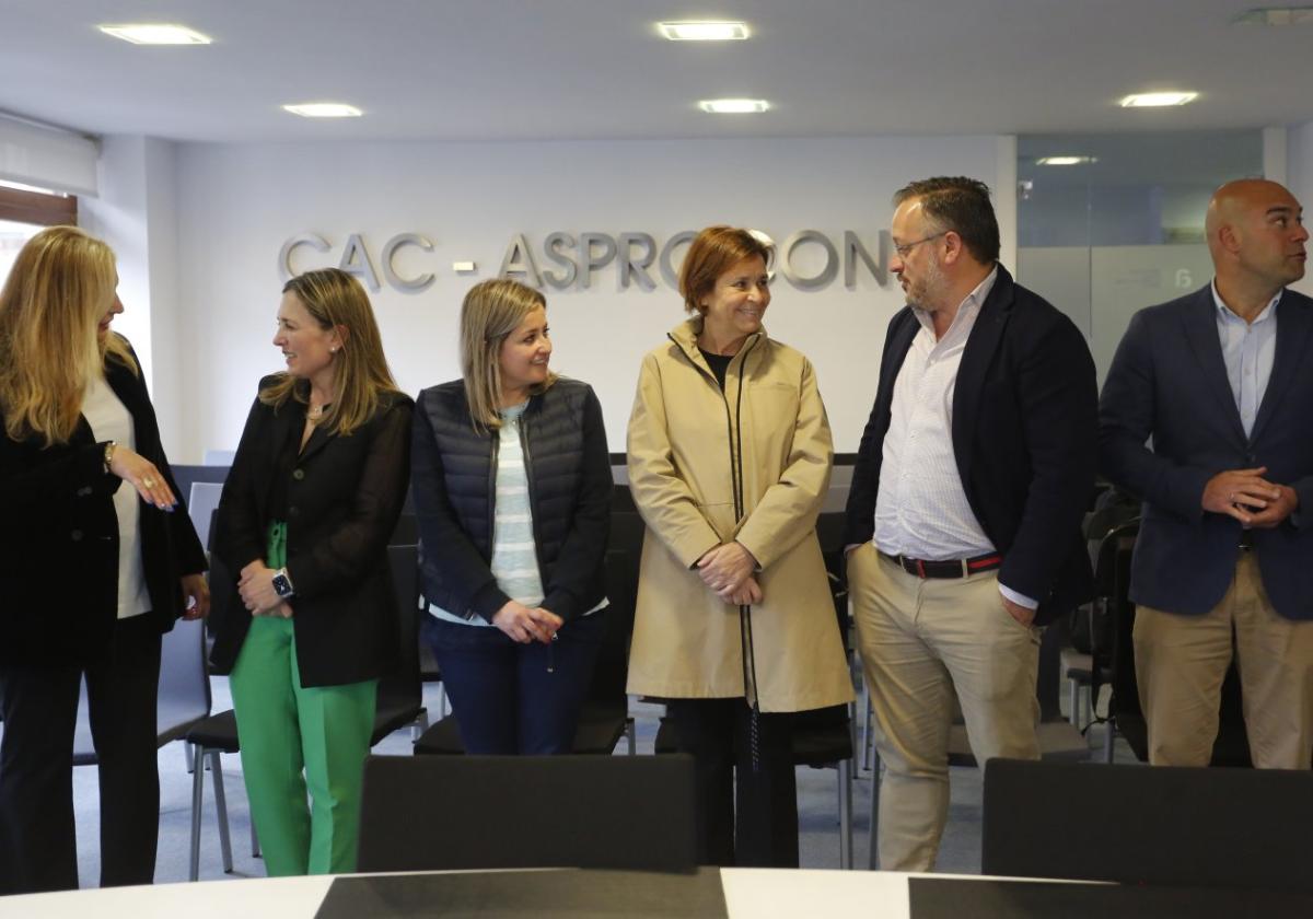 Carmen Moriyón e integrantes de su candidatura, ayer, en CAC-Asprocon.