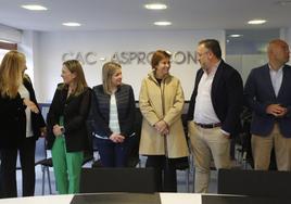 Carmen Moriyón e integrantes de su candidatura, ayer, en CAC-Asprocon.