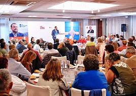 Barbón, al fondo, en el acto electoral de anoche en Villaviciosa.