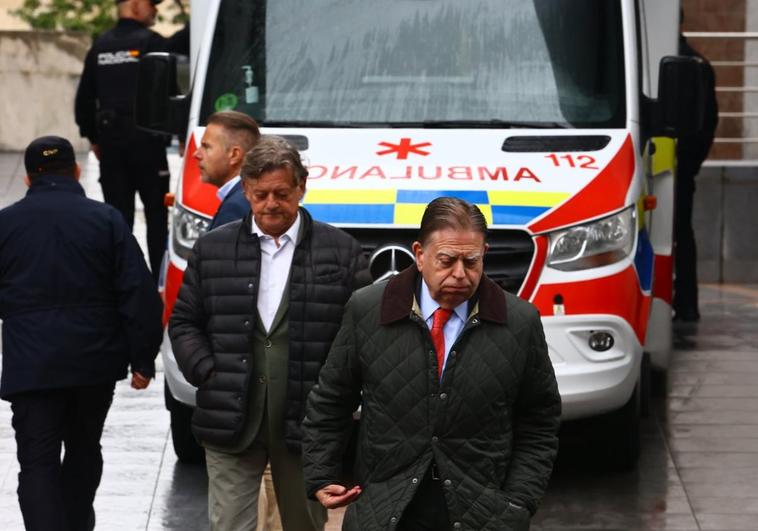 José Ramón Prado y Alfredo Canteli, ayer, tras acercarse a la calle Facetos, donde ocurrió la tragedia.