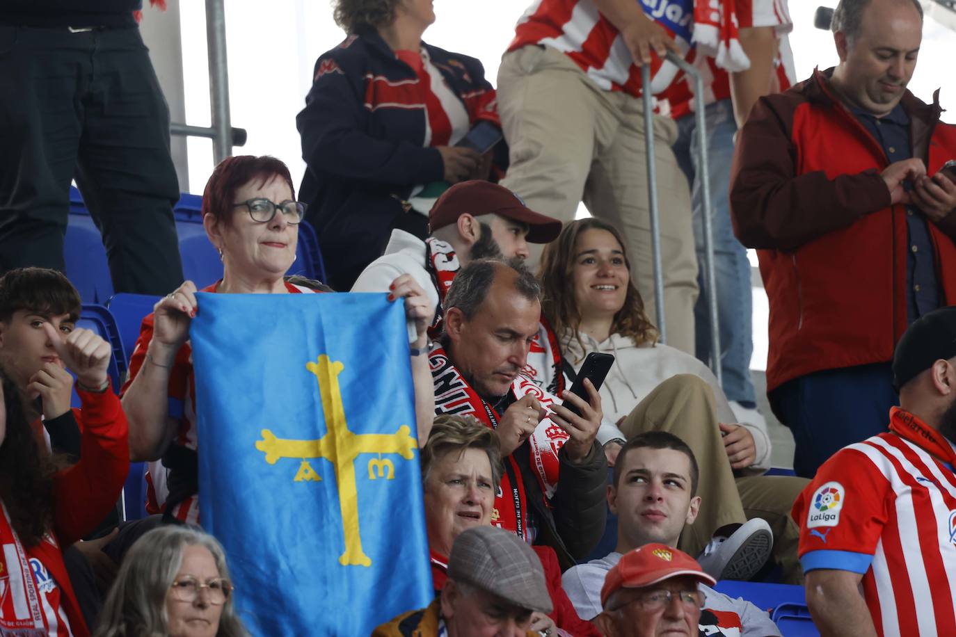 ¿Estuviste siguiendo al Sporting en Ipurúa? ¡Búscate en las fotos!