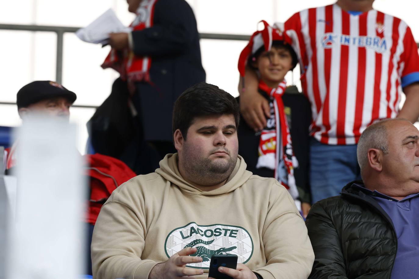 ¿Estuviste siguiendo al Sporting en Ipurúa? ¡Búscate en las fotos!