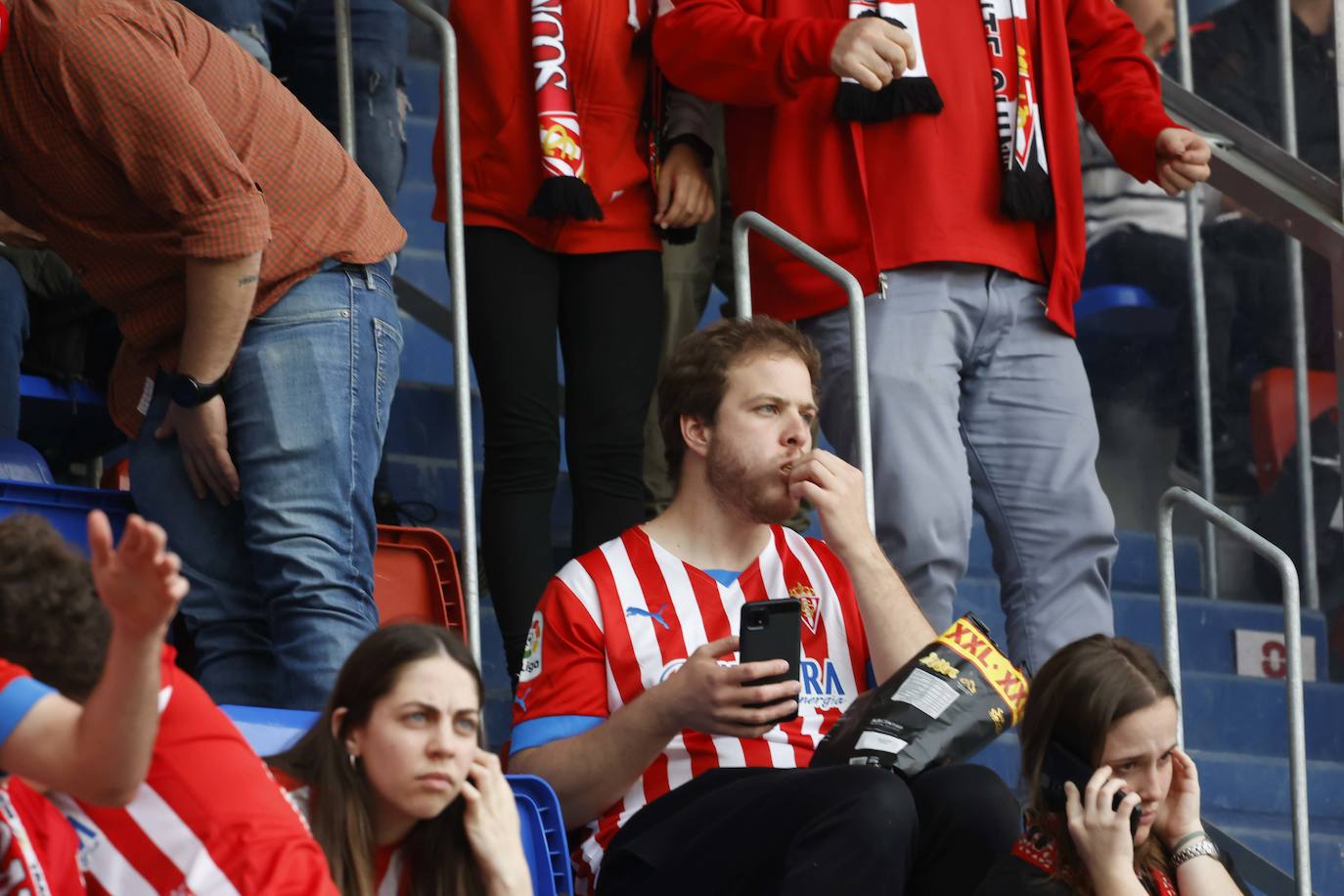 ¿Estuviste siguiendo al Sporting en Ipurúa? ¡Búscate en las fotos!