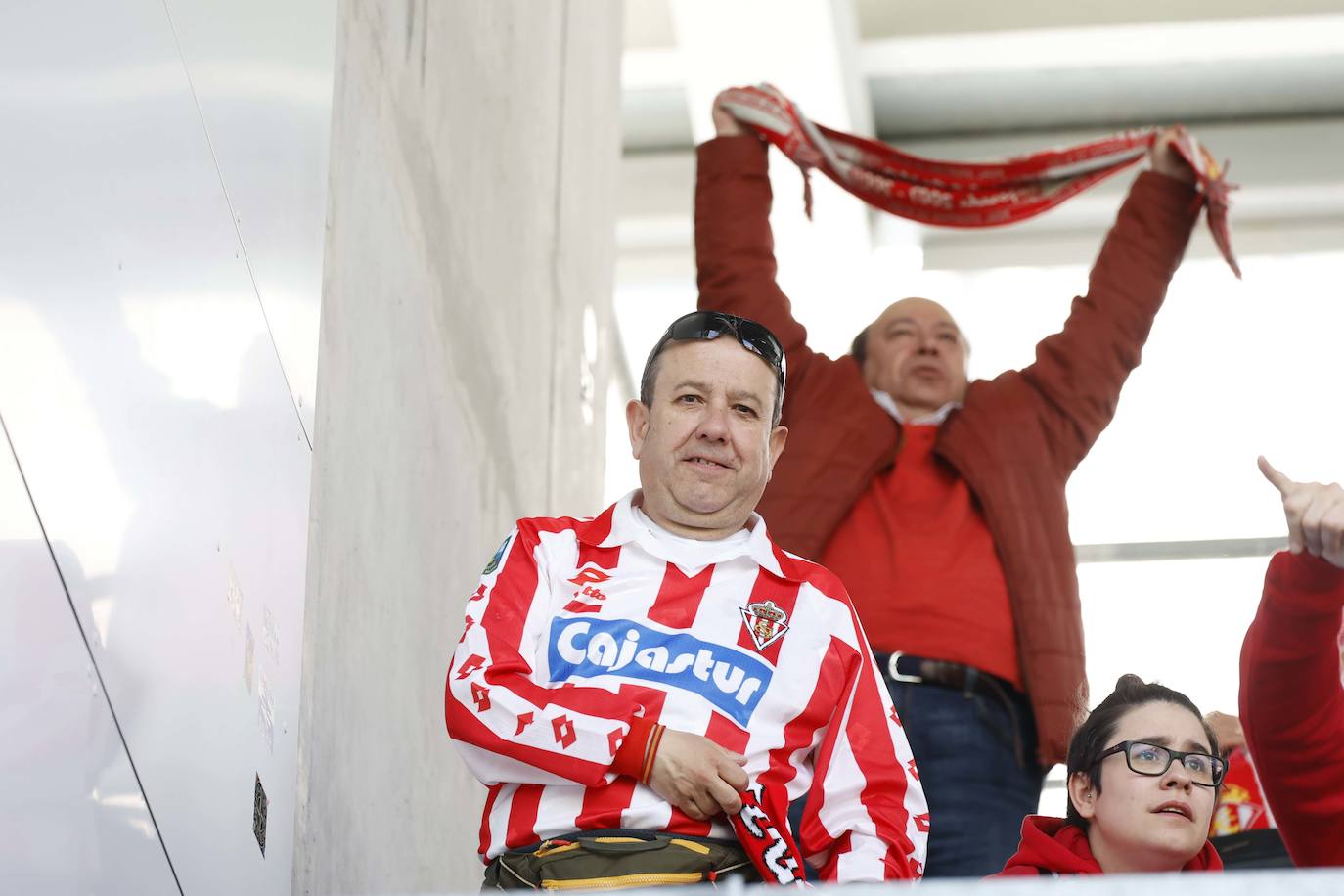 ¿Estuviste siguiendo al Sporting en Ipurúa? ¡Búscate en las fotos!