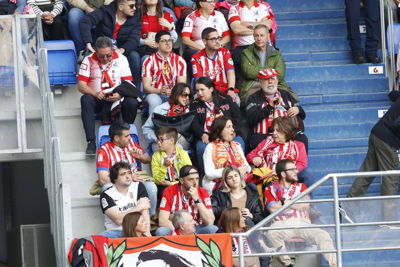 ¿Estuviste siguiendo al Sporting en Ipurúa? ¡Búscate en las fotos!