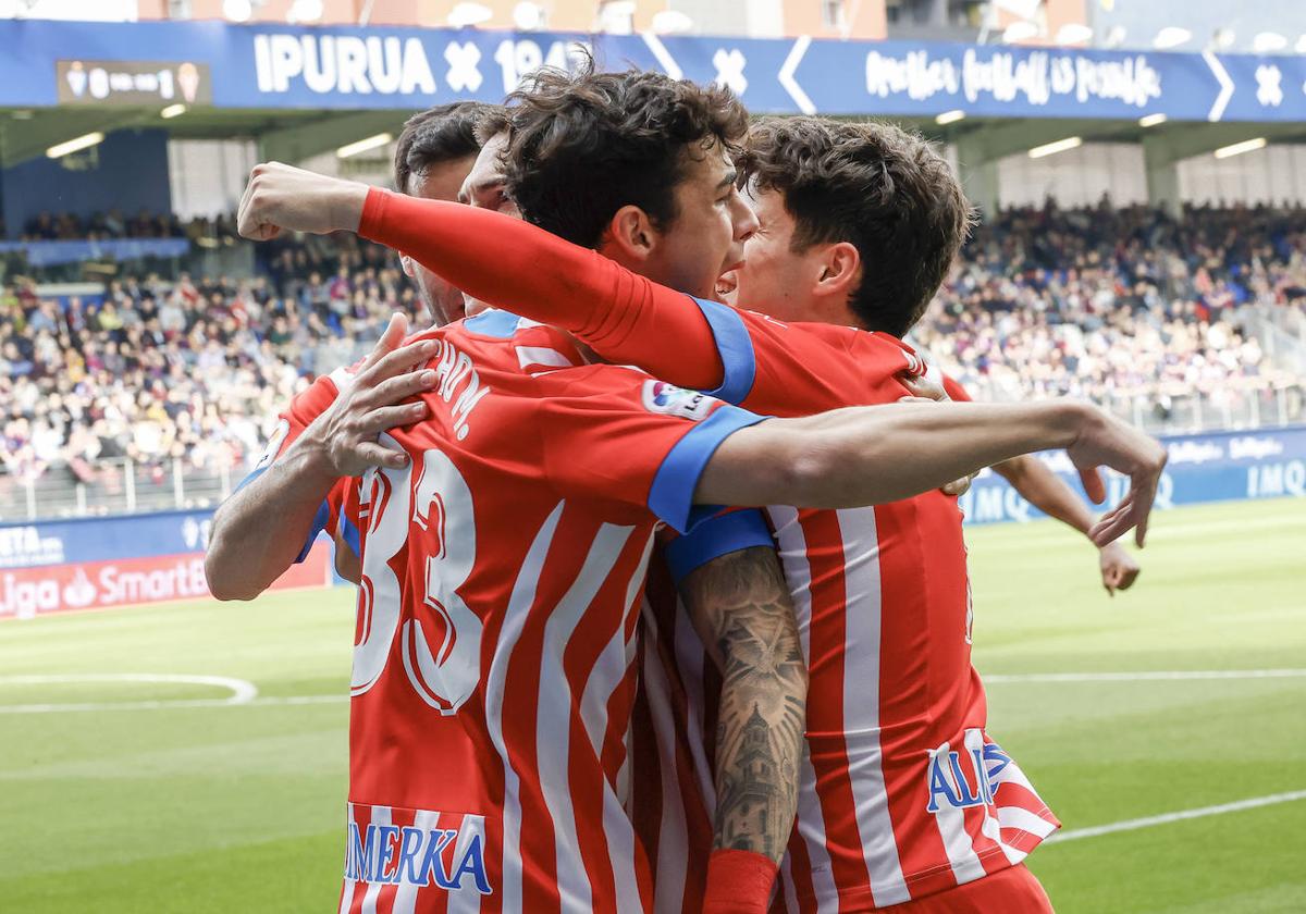 Nacho Martín, Queipo y Bruno abrazan a Djuka tras el gol del delantero.