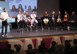 El ministro de Consumo, durante su intervención en Pola de Siero, acompañado en el escenario por Alicia Álvarez, Faustino Zapico, Romina Gutiérrez, Ovidio Zapico, María José Miranda, Gaspar Llamazares, Delia Campomanes, Nuria Rodríguez y Xabel Vegas