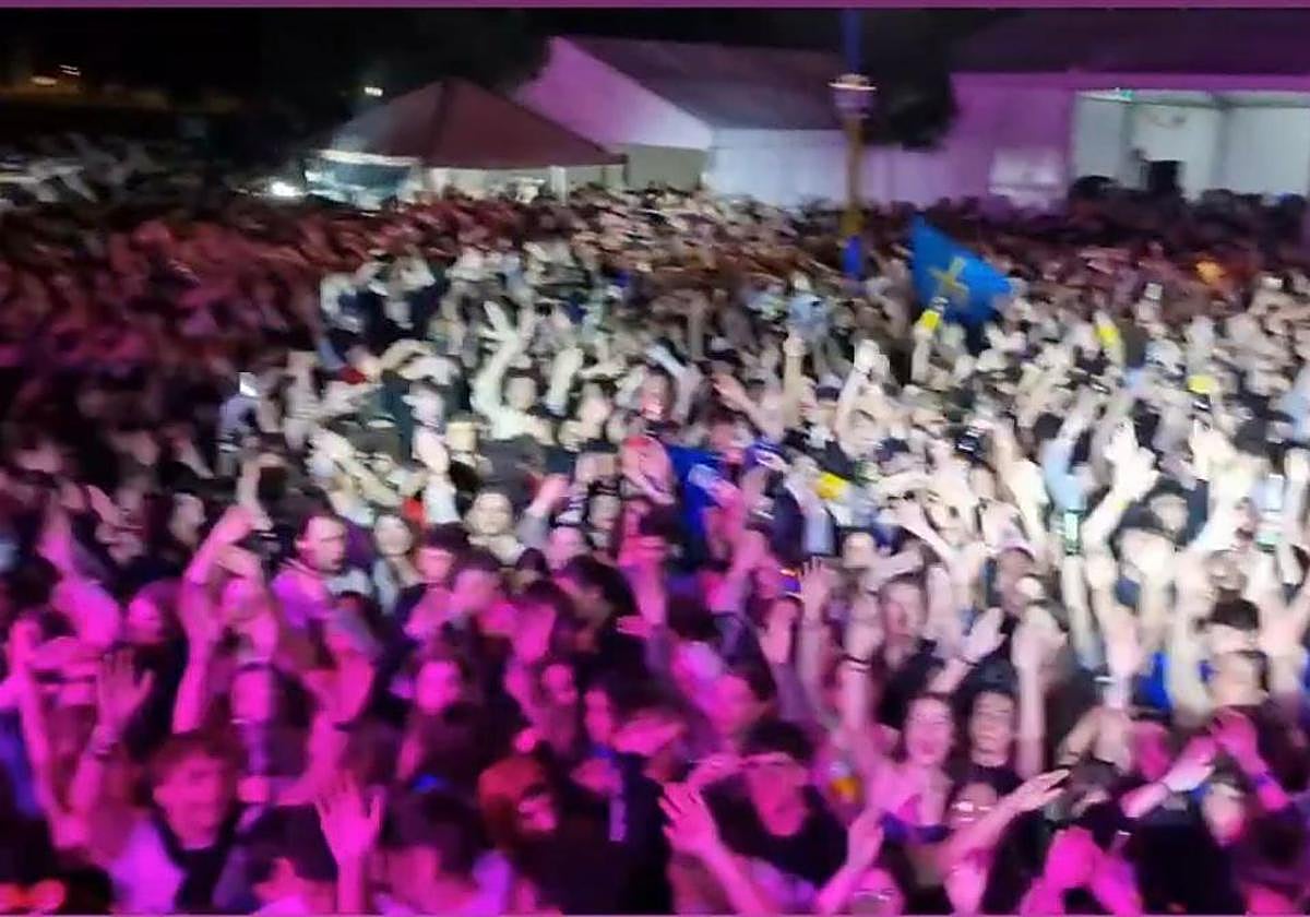 Llenazo durante el concierto del Grupo Tekila.