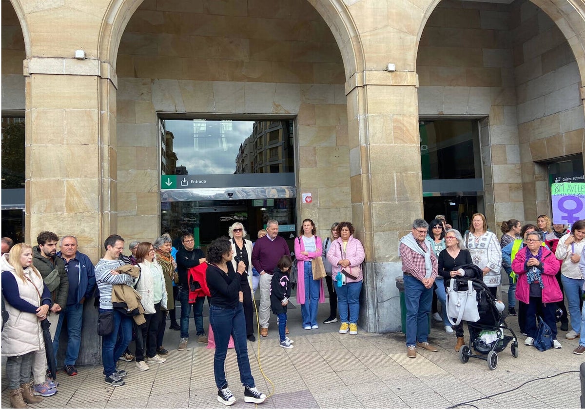 Los sanitarios, en el minuto de silencio organizado hoy en la Estación del Norte.