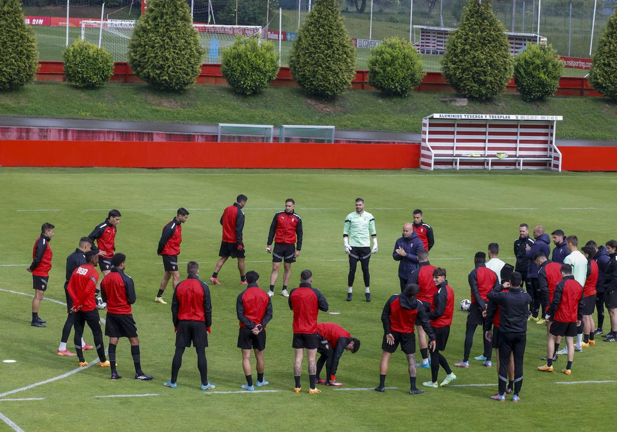 Miguel Ángel Ramírez, este viernes, antes del inicio del entrenamiento en el campo número 2 de Mareo, dialogando con sus jugadores.