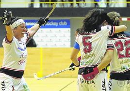 Natasha Lee, a la izquierda, celebra exultante junto a sus compañeras Sara Lolo y Sara Roces uno de los goles que dieron la victoria a las fabriles en el feudo de las gijonesas.