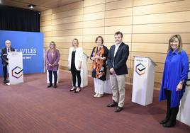 Juan Neira, que ejerció como moderador del debate, con los candidatos de Cambia Avilés, Sara Retuerto; Vox, Arancha Martínez Riola; PSOE, Mariví Monteserín; Ciudadanos, Luis Fanjul, y Partido Popular, Esther Llamazares, en el plató habilitado en la Casa de Cultura de Avilés, delante de sus atriles una vez sorteadas las posiciones.