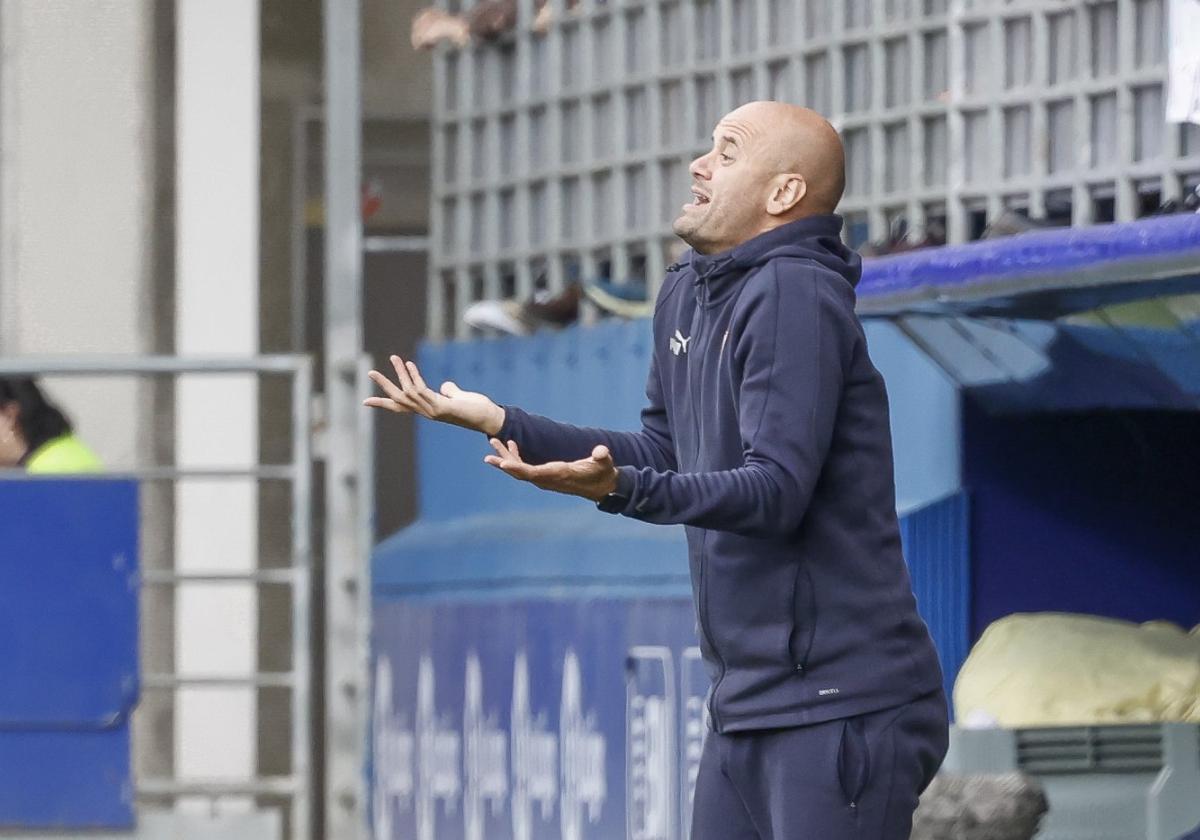 El técnico Miguel Ángel Ramírez, durante el partido en Ipurúa.