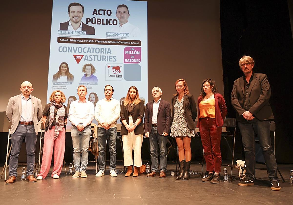 Faustino Zapico, Romina Gutiérrez, Ovidio Zapico, Alberto Garzón, María José Miranda, Gaspar Llamazares, Delia Campomanes, Nuria Rodríguez y Xabel Vegas guardan un minuto de silencia por las dos niñas fallecidas en Oviedo antes de comenzar el acto de Convocatoria por Asturias.