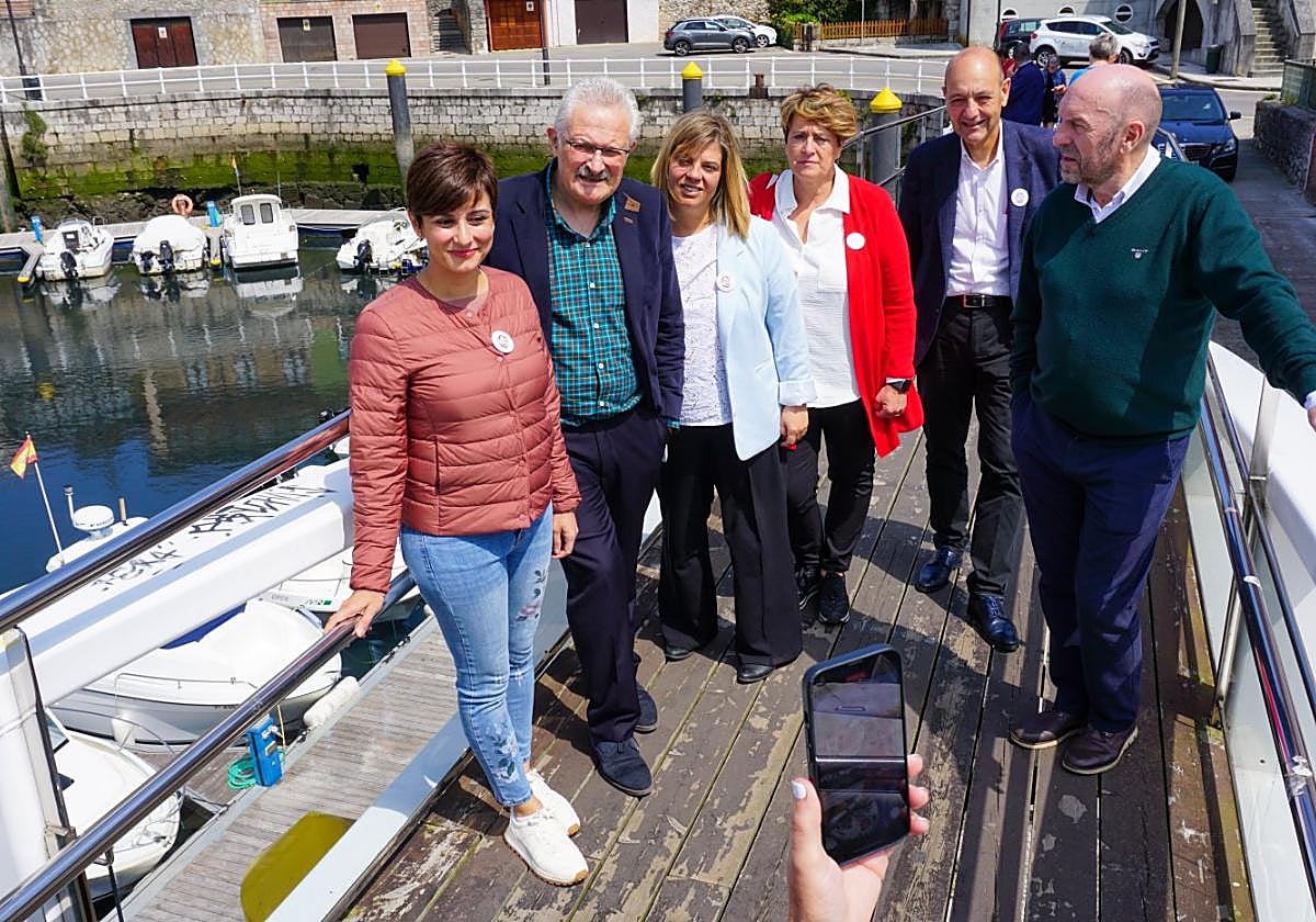 Isabel Rodríguez, Antonio Trevín, Gimena Llamedo, Esther Freile, Ángel Morales y Juan Cofiño en Llanes.