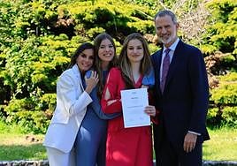 La princesa Leonor, con su diploma tras graduarse en Bachillerato, posa con los Reyes y la infanta Sofía.