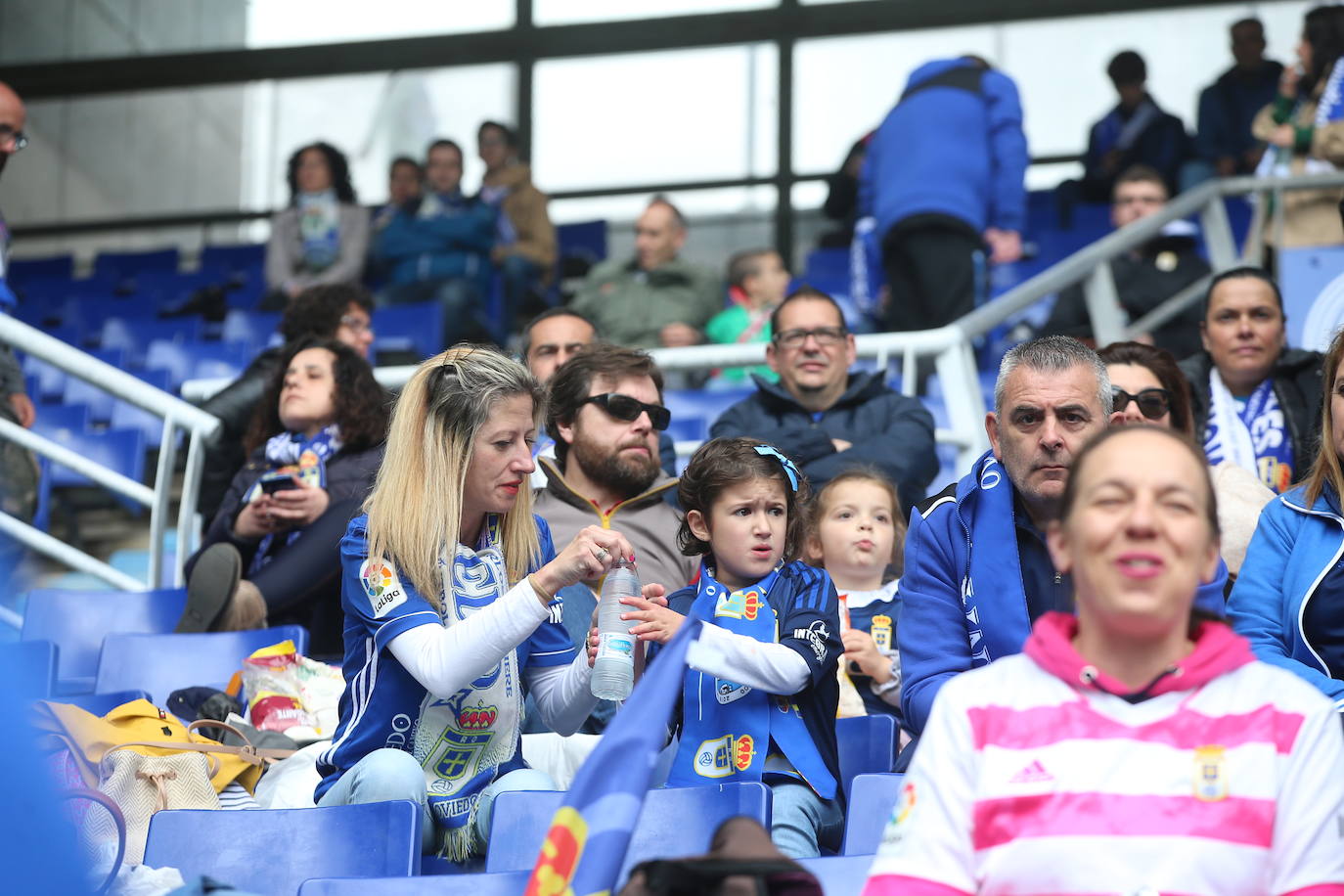 ¿Estuviste en el Tartiere? ¡Búscate en las fotos del último partido del Oviedo en casa!