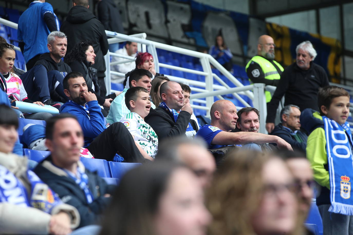 ¿Estuviste en el Tartiere? ¡Búscate en las fotos del último partido del Oviedo en casa!