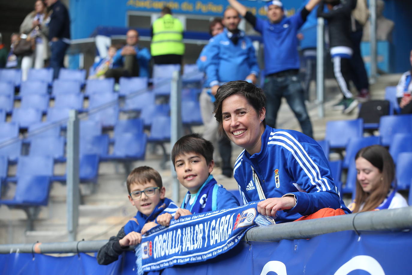 ¿Estuviste en el Tartiere? ¡Búscate en las fotos del último partido del Oviedo en casa!