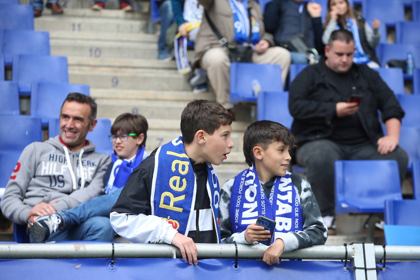 ¿Estuviste en el Tartiere? ¡Búscate en las fotos del último partido del Oviedo en casa!