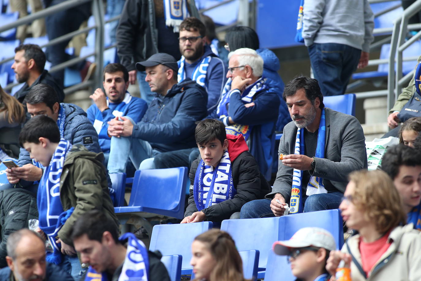 ¿Estuviste en el Tartiere? ¡Búscate en las fotos del último partido del Oviedo en casa!