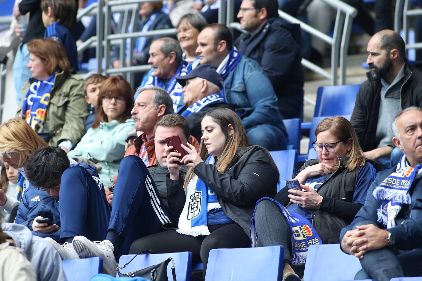 ¿Estuviste en el Tartiere? ¡Búscate en las fotos del último partido del Oviedo en casa!