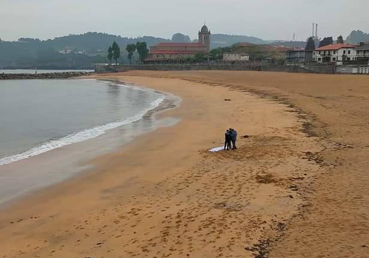 Agentes en la playa de Luanco, donde ha sido hallado un cadáver.