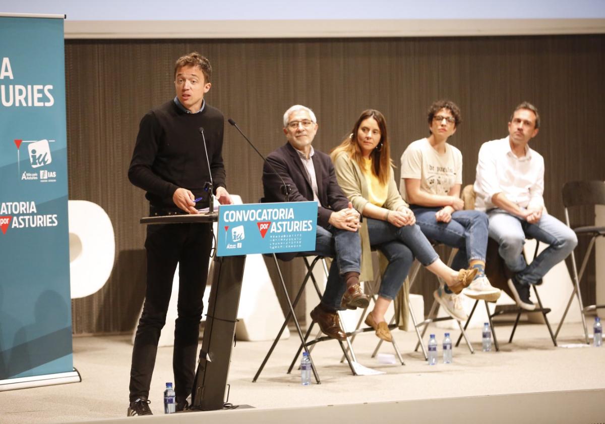 El líder de Más País, Íñigo Errejón, durante su intervención en Gijón, acompañado por Gaspar Llamazares, María José Miranda, Noelia Ordieres y Ovidio Zapico.