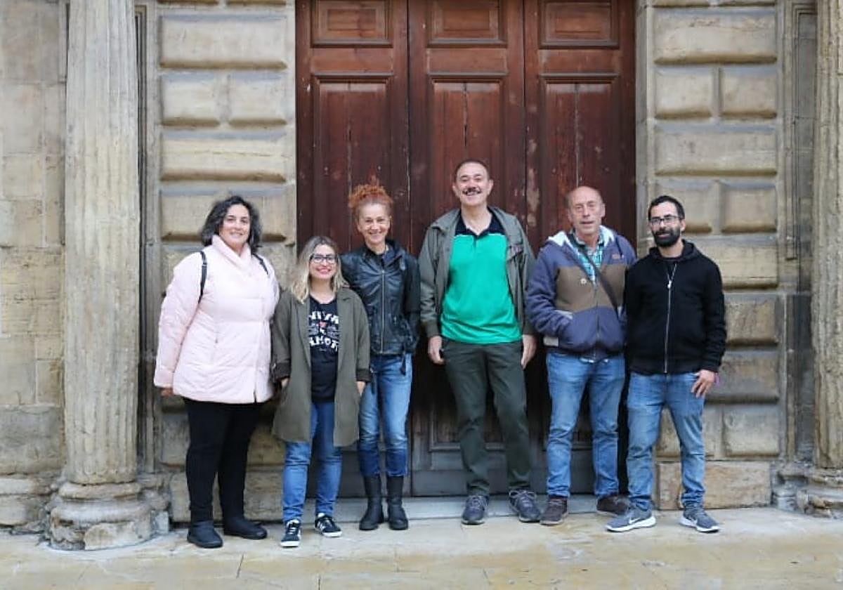 Inmaculada López, Sara Retuerto, Elena María García, Juan José Fernández, Agustín Medina y David García, ayer en el Palacio de Camposagrado.
