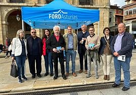 Adrián Pumares acompañó el sábado a Javier Vidal y los candidatos de Foro Asturias en su carpa electoral.