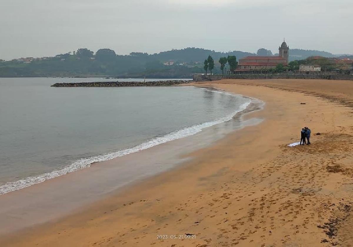 Varios policías examinan el cuerpo, en la playa de Luanco, a primera hora de ayer.